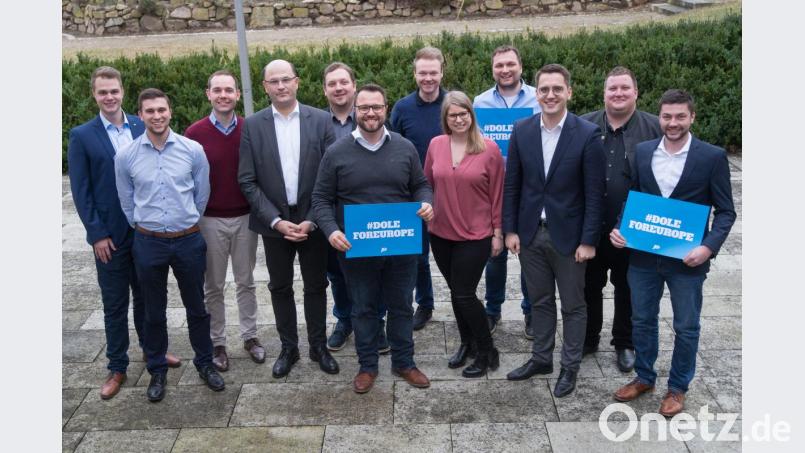 Christian Doleschal kandidiert auf Platz fünf der CSU-Liste für das Europäische Parlament. Volle Unterstützung bekommt er dabei von Bayerns Finanzminister Albert Füracker (Vierter von links) und seinem JU-Heimatkreisverband mit Kreisvorsitzendem Matthias Grundler (Mitte) an der Spitze.  Bild: exb