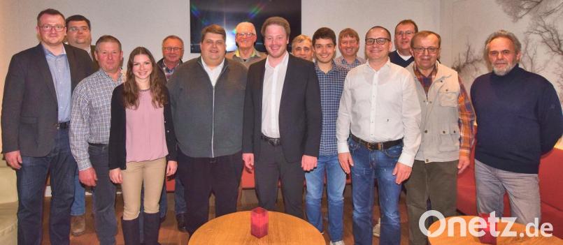 Führungswechsel an der Spitze des Ortsverbands: Henner Wasmuth (Bildmitte) trat die Nachfolge von Dieter Dehling (links daneben) an. Neben weiteren Vorstandsmitgliedern gratulierten (von links) stellvertretender CSU-Kreisvorsitzender Patrick Fröhlich und CSU-Kreisgeschäftsführer Stefan Frank. Bild: no