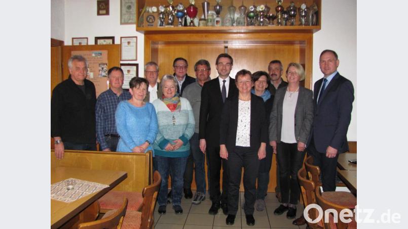 Bei den Neuwahlen wird der stellvertretende Vorsitzende Thomas Magerl (Siebter von rechts) im Amt bestätigt, ebenso Schriftführerin Monika Puff (Fünfte von rechts) und Beisitzer Franz Sperl (links). Das Sozialwerk wird von Abgeordneten Stephan Oetzinger (Sechster von rechts) geführt und hat das 100-jährige Jubiläum schon im Auge. Tragende Säulen des Vereins sind Kassiererin Ulrike Schiller (Zweite von rechts) und die Unterkassiererinnen Christine Dirrigl (Dritte von links) und Ingrid Zwerenz (Fünfte von links). Bild: sei