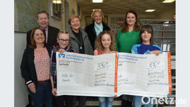 660 Euro kamen beim Adventskonzert der Realschule in der katholischen Stadtpfarrkirche zusammen. Jetzt haben Schüler und die Lehrerinnen Simone Hauer-Näger (links) und Stephanie Ebner-Rebl (hinter Reihe, rechts) das Geld an die Kinderkrebshilfe in der Region Oberpfalz Nord und an das Spendenkonto &quot;Hilfe für Renate&quot; weitergereicht. Direktor Andreas Meier (hinten, links) freut sich über die gute Tat. Bild: dob