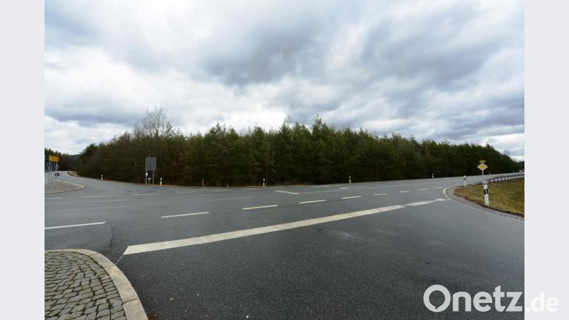 Der Wald zwischen der Kreisstraße NEW 23 und der Bundesstraße 470 muss für den Abbau von Quarzsand komplett gerodet werden. Dem Abbau steht der Gemeinderat Schwarzenbach äußerst skeptisch gegenüber. Bild: bey