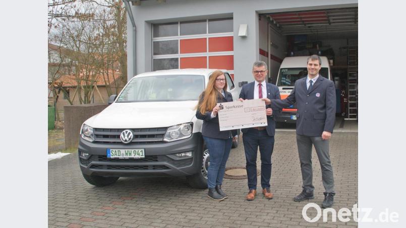 Jugendleiterin Martina Prechtl, Bürgermeister Martin Birner und Vorsitzende Stefan Dirnberger bei der Scheckübergabe. Bild: agr