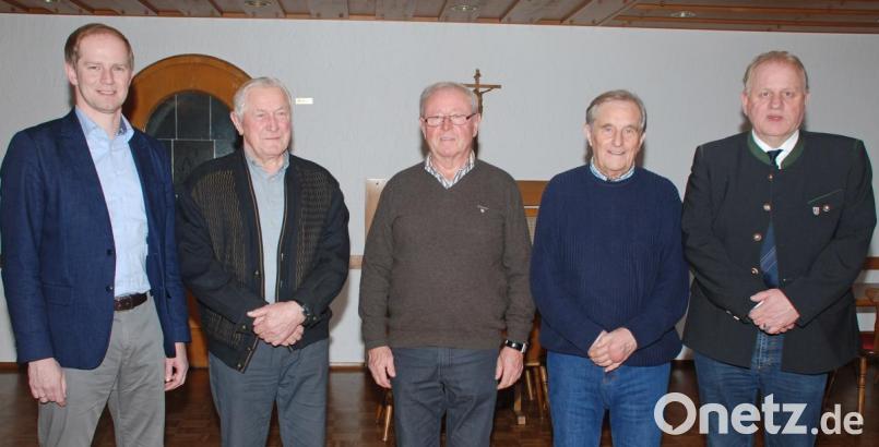 Bei der CSU-Versammlung bedankten sich Ortsvorsitzender Dieter Rosenberg (rechts) und Bürgermeister Konrad Kiener (links) bei Fritz Geitner, Theo Büchner und Kurt Doll (von links) für ihre langjährige, aktive Mitarbeit in der Vorstandschaft des CSU-Ortsverbandes Wernberg-Köblitz. Bild: wee