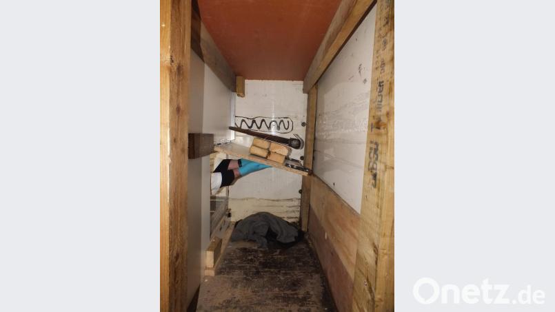 Hinter der eingebauten Zwischenwand ist kaum Platz. Bild: Bundespolizei Waidhaus