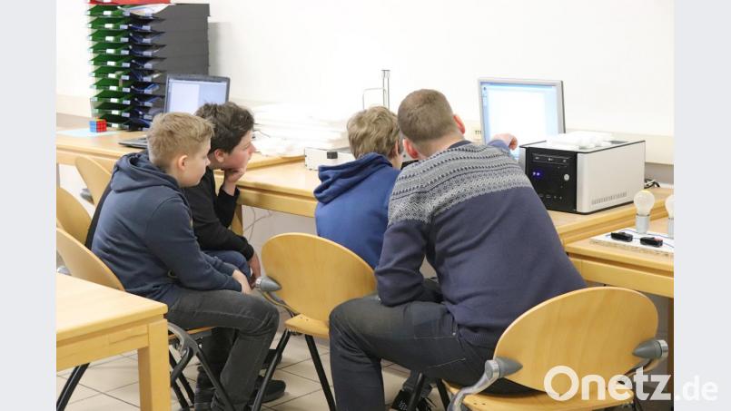 Die Kinder dürfen in der MINT-Garage viel ausprobieren. Bild: Sebastian Kopp/exb