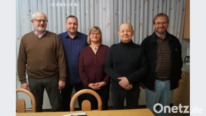 In der Sitzung werden (von links) Gerd Loreth zum Kirchenpfleger, Thomas Hengl zum Miethausbeauftragten, Birgit Detter-Schneidhuber zur Protokollführerin und Ernst Lenk senior zum Kindergartenbeauftragten bestellt. Bild: du