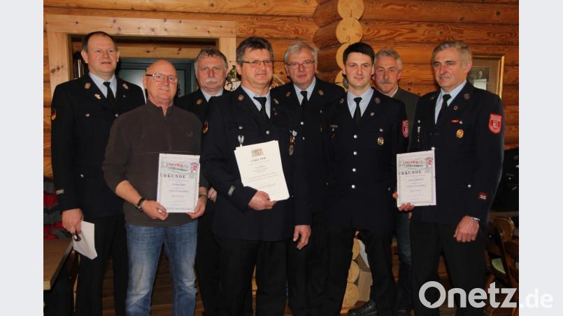 Langjährige Mitglieder der Feuerwehr Pretzabruck freuten sich über eine Auszeichnung durch den Verein. Erich Fick (Dritter von links) erhielt für 40 Jahre aktiven Dienst eine staatliche Ehrung. Bild: ral