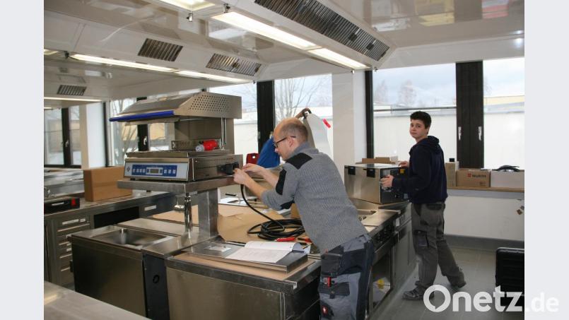 In den beiden Lehrküchen haben derzeit die Handwerker das Sagen. Bild: wro