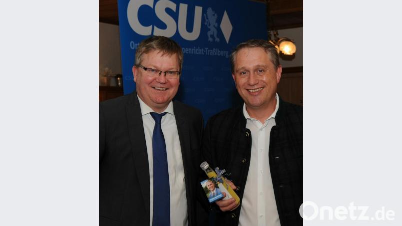 „Wir „rödeln“ beide mit Leidenschaft für unsere Bürger“ so Oberbürgermeister Michael Cerny (links) beim Fischessen in Altmannshof. Als kleines Dankeschön für die Wahlkampfhilfe überreichte ihm Hermann Böhm eine Flasche „Böhmischen Eierlikör“ aus eigener Herstellung. Bild: gf