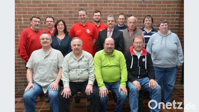 Verdiente Mitglieder werden für 40, 25 und 10 Jahre Treue zum Verein mit Ehrennadeln ausgezeichnet. Ehrenvorsitzender und Bürgermeister Andreas Wutzlhofer (Fünfter von rechts) gratuliert. Bild: dob