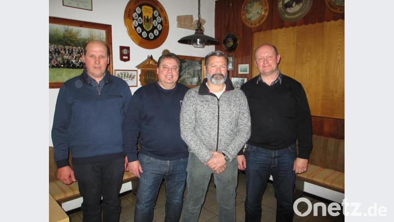 Robert Braun (Zweiter von rechts) ist neuer Pächter der Jagdgenossenschaft Wölsendorf. Mit im Bild erster Jagdvorsteher Joachim Schießl, Bürgermeister Hans Gradl und zweiter Jagdvorsteher Herbert Lorenz (von rechts). Bild: exb