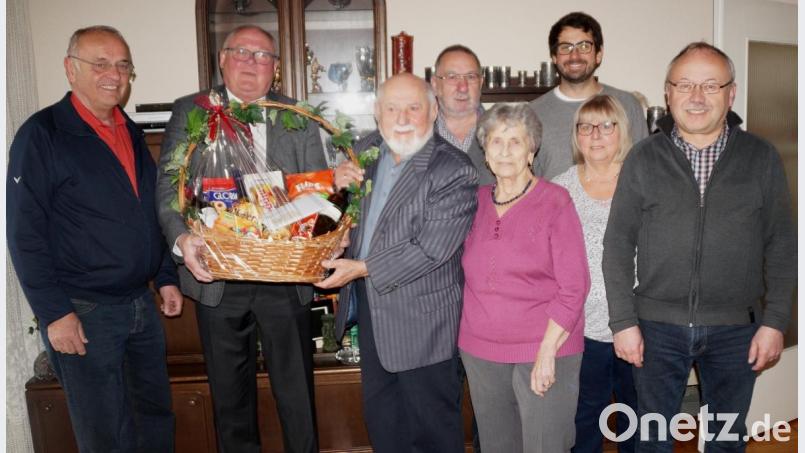 Die Familie, Bürgermeister Heinz Weigl (Zweiter von links) und viele Vereinsvorsitzende gratulierten Hans Markgraf (Mitte) zu seinem 85. Geburtstag. Bild: weu