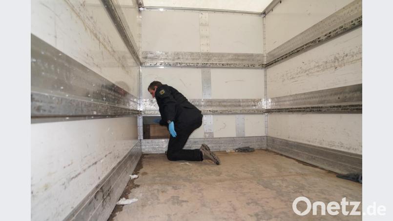 Der Einstieg von der Ladefläche hinter die eingebaute Zwischenwand. Bild: Bundespolizei Waidhaus