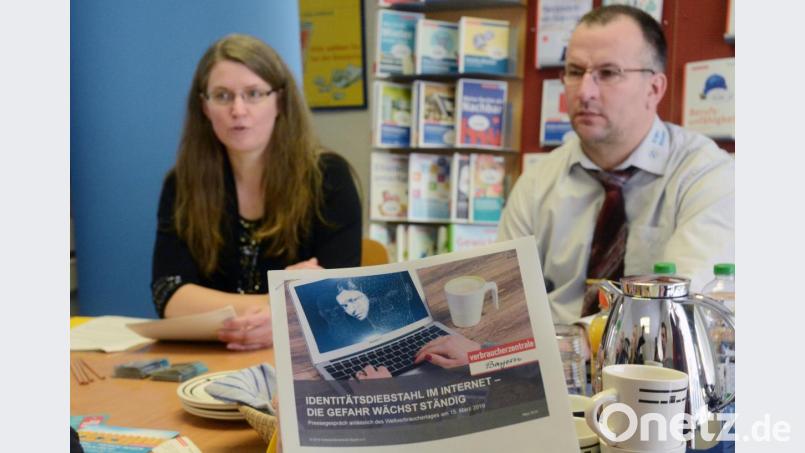 Die eigenen Daten im Internet schützen: Wie das geht, verraten Elisabeth Graml von der Verbraucherzentrale und Kriminalhauptmeister Dieter Melzner zum heutigen Weltverbrauchertag. Bild: Schönberger