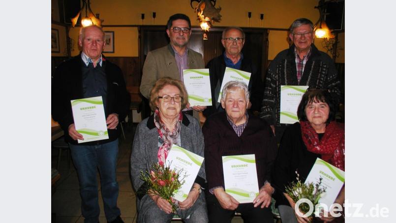 Für ihre Mitgliedschaft zum FGV wurden Doris Baumann (vordere Reihe, von links), Egon Pscherer und Gisela Kuhbandner sowie (hintere Reihe, von links) Edwin Prechtl, Bürgermeister Franz Tauber, Johann Gleißner und Siegfried Baumann ausgezeichnet. Bild: gis