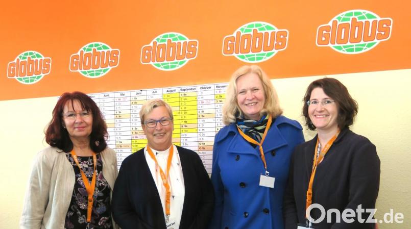 Personalleiterin Kornelia Schwarz (links) führte Dorothea Seitz-Dobler, Alida Ehbauer und Manuela Hahn (von links) von der Arbeitsagentur durch den "Gläsernen Globus". Bild: Hirsch