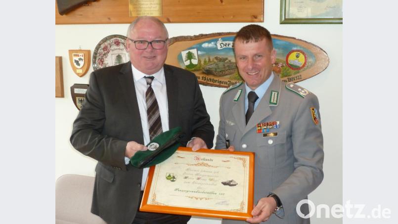 Mit Barett und Urkunde wurde Bürgermeister Heinz Weigl von Oberstleutnant Christoph Huber zum Ehren-Grenadier des Panzerbataillons 122 ernannt. „Ich habe nicht gedient“, gestand dieser dabei. Bild: Portner