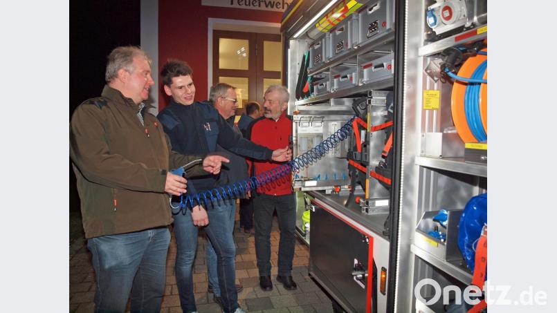 Bürgermeister Markus Dollacker, stellvertretender Kommandant Dominik Ernst, Kommandant Günter Schindler und KBR Fredi Weiß zeigen sich beeindruckt von der Ausrüstung des neuen MLF. Bild: sön