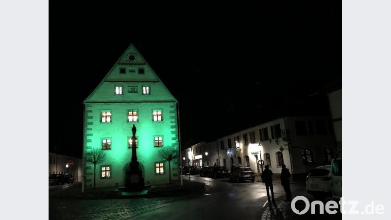 In grünem Licht wIn grünem Licht wird am Sonntag, dem „St. Patricks Day“, das Rathaus erleuchten. Bürgermeister Edgar Knobloch und Stadtelektriker Manuel Baack (rechts) begutachten beim Probelauf das Lichtspektakel. Bild: mor