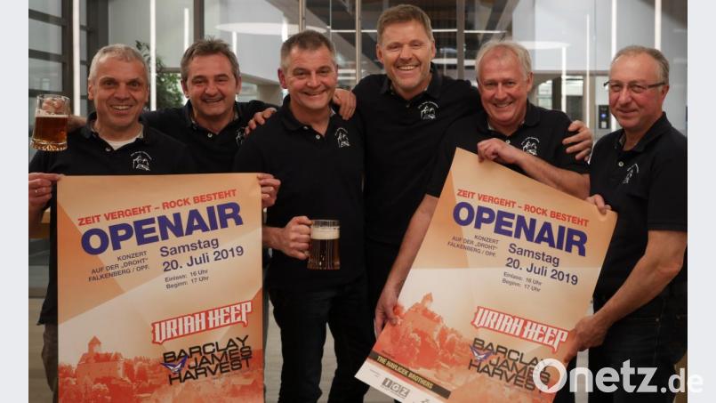 Die Organisatoren vom Freundschaftsverein Falkenberg - (von links) Peter Träger, Gerhard Braun, Markus Weig, Hans Zrenner, Bernhard Pollinger und Hubert Höfer - freuen sich auf die legendären Bands. Bild: tr