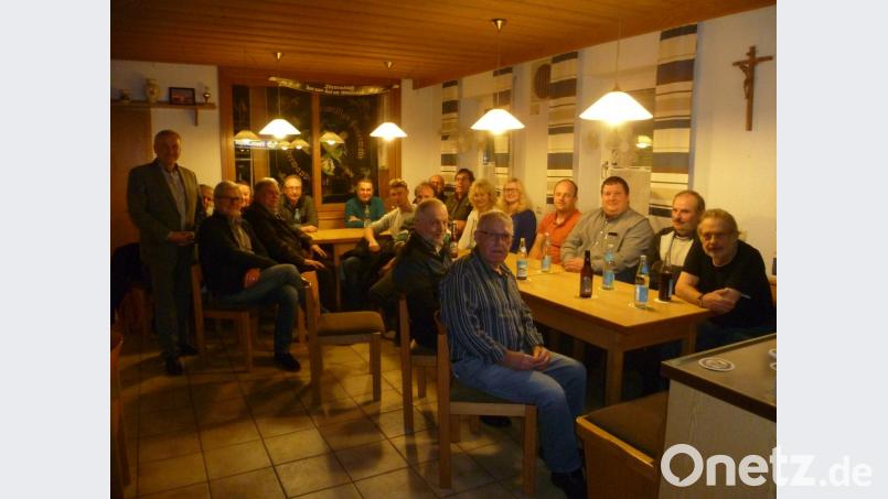 CSU-Ortsvorsitzender Günter Kopp (links) informiert und diskutiert mit Bürgern über Europa, den Landkreis und das Gemeindegeschehen. Bild: sat