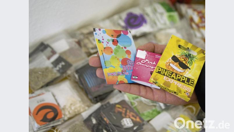 Die bunten Tütchen und lustigen Namen täuschen. "Legal Highs" können lebensgefährlich sein. Bild: agentur_dpa