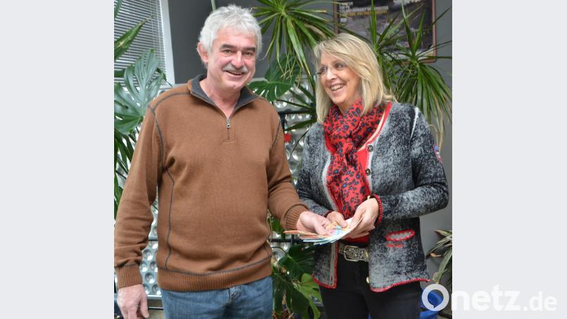 Die stellvertretende Vorsitzende des Vereins &quot;Hoffnung für Menschen&quot;, Angelika Taubmann (rechts) nahm die 1000-Euro-Spende von Wolfgang Pröls (links) strahlend entgegen. Anstelle von Geschenken zu seinem 60. Geburtstag sammelte er Spenden für die Menschen in Südindien. Den Betrag stockte er auf die runde Summe auf. Bild: dob
