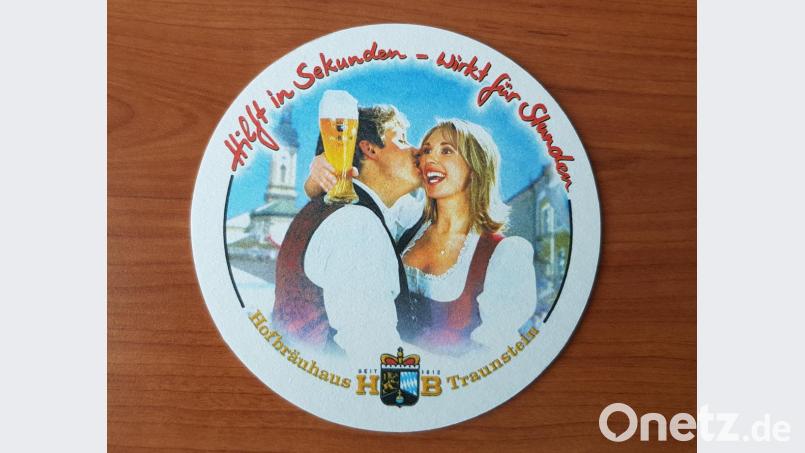 Ein Bierdeckel aus dem Hofbräuhaus Traunstein mit dem Foto des eng umschlungenen Besitzerpaares hat den Deutschen Werberat in Berlin auf den Plan gerufen. Bild: Hofbräuhaus Traunstein/dpa