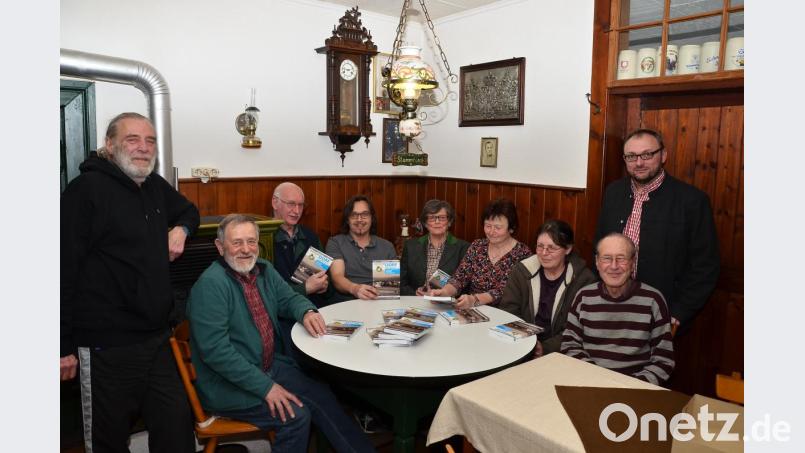 Mit den Autoren um Vorsitzenden Andreas Ringholz (Vierter von links) freut sich zweiter Bürgermeister Markus Bauriedl (rechts) über die Waidhauser Dorfgeschichte(n). Bild: fjo
