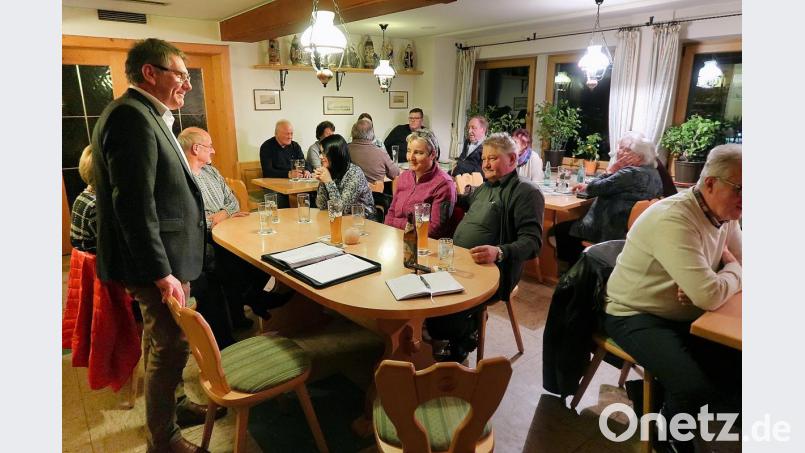 Informativ, dennoch kritisch verlief der verspätete politische Aschermittwoch der Unabhängigen Freien Wählergemeinschaft. Fraktionssprecher Oskar Schuster (links stehend) beantwortete Fragen der Besucher und sprach zu aktuellen Themen der Gemeindepolitik. Für die anstehende Europawahl warb er um Beteiligung. Bild: bsc