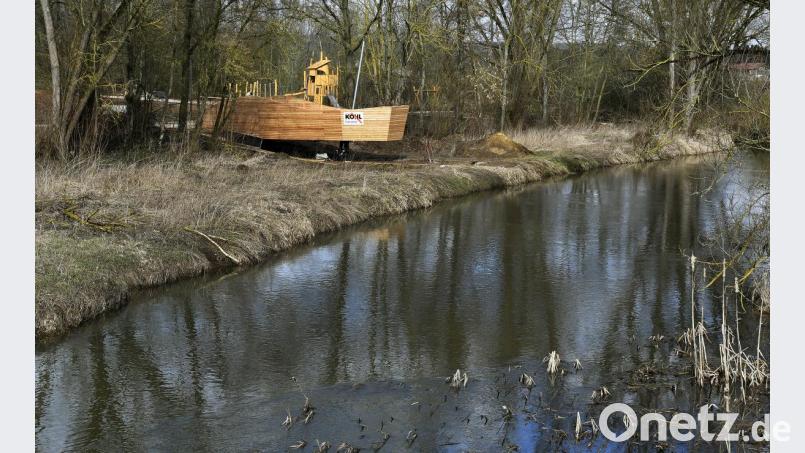 Hahnbach bekommt einen ganz besonderen Spielplatz, direkt an der Vils. Hier ist schon ein Holzschiff vor Anker gegangen. Die Wasserkanone, mit der die Kinder sicher viel Spaß haben werden, fehlt noch. Bild: Petra Hartl
