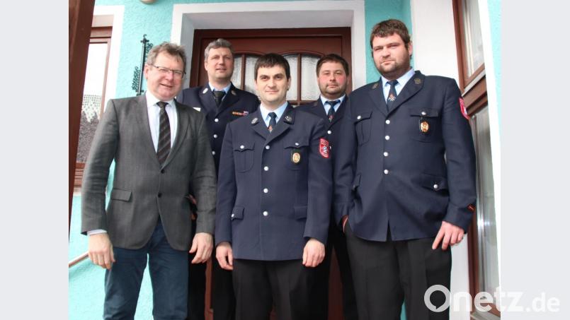 Kommandant Andreas Betz und sein Stellvertreter Joachim Karl (vorne, von rechts) wurden in ihren Ämtern bestätigt. Bild: exb