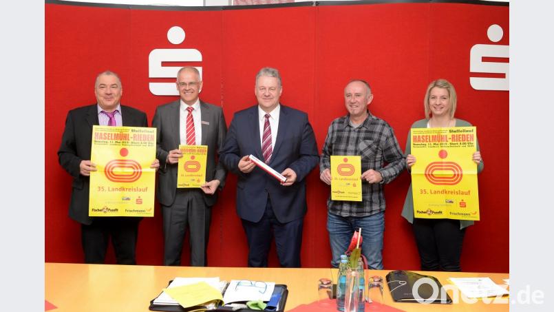 Bei der Präsentation des Landkreislaufes 2019 (von links): Robert Graf (Leiter der Sportförderung des Landkreises), Sparkassen-Vorstand Alexander Düssil, Landrat Richard Reisinger, Streckenchef Erich Dömel und Christina Rösl, Sportbeauftragte am Landratsamt. Bild: ref
