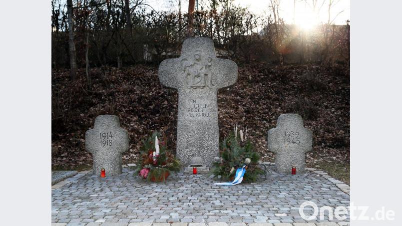 Die Gedenkkreuze auf dem neuen Teil des Stadtfriedhofs sollen umquartiert werden, wenn der Friedhof aufgelassen wird. Bild: Hösamer
