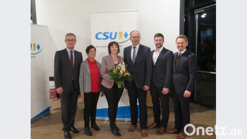 MdL Tobias Reiß (rechts), Bürgermeister Werner Nickl (links) und seine Frau Elisabeth (Zweite von links) wünschten dem CSU Bürgermeisterkandidaten Roman Schäffler (Bildmitte mit seiner Frau Petra und Sohn Marco) alles Gute für die Kommunalwahl 2020. Bild: jzk