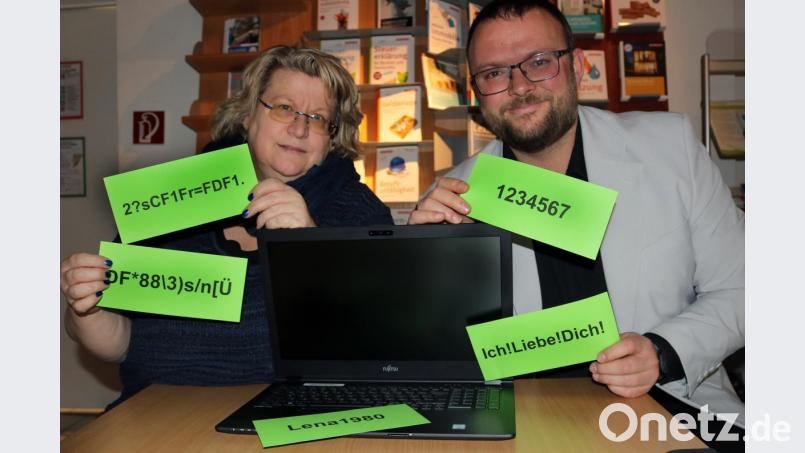 Marion Gaksch, Leiterin der Verbraucherzentrale in Amberg, und Polizist Sven Ertel warnen: Passwörter sollten nicht danach ausgesucht werden, ob man sie sich leicht merken kann. &quot;Man muss es den Kriminellen so schwer, wie möglich machen&quot;, sagt der Beamte. Bild: spw