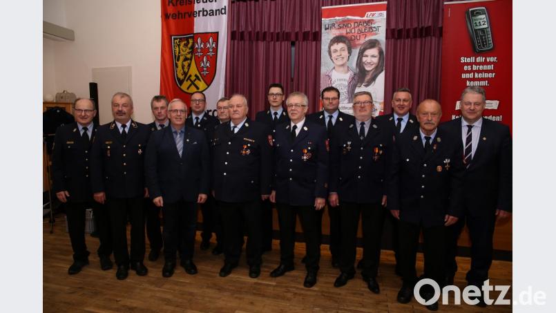 Die Geehrten mit den Verbandsvorsitzenden und Landrat Richard Reisinger (rechts). Bild: egl