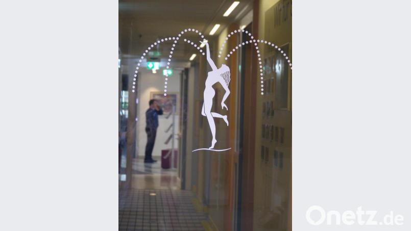 &quot;Sibylle&quot; auf einer Glastür in der medizinischen Abteilung des Kurmittelhauses. Die gesundheitsfördernden Angebote im Sibyllenbad machten die Einrichtung in der Trägerschaft des Zweckverbands weiterhin für Besucher attraktiv, hieß es jetzt bei der Verbandsversammlung.. Bild: pz