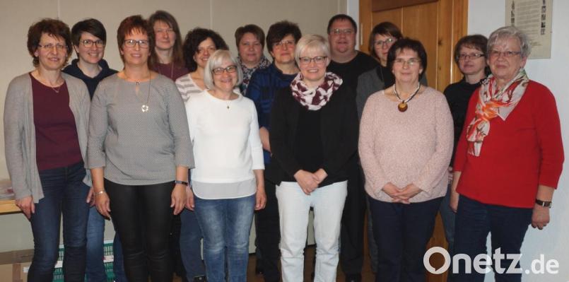 Heike Klein (Dritte von links) und Bettina Lottner (Vierte von links) stehen an der Spitze des Frauenbundes. Sie werden zur Freude von Pfarrer Markus Urban (Fünfter von rechts) von einem tatkräftigen Team unterstützt. Bild: weu