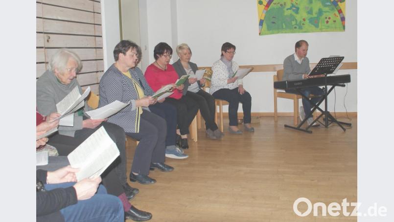 Evangelische und katholische Frauen gestalteten den Gottesdienst mit Pfarrer Stefan Wagner (rechts). Bild: agr