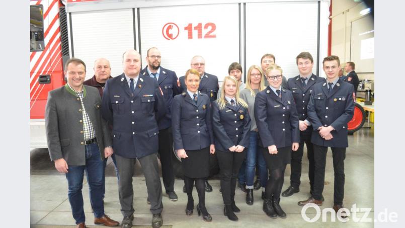 Nicole Scharff (vorne, Dritte von rechts) führt die Feuerwehr weiter als Vorsitzende. Ihr neuer Stellvertreter ist Siegfried Kammerer (vorne, Zweiter von links). Bild: fz