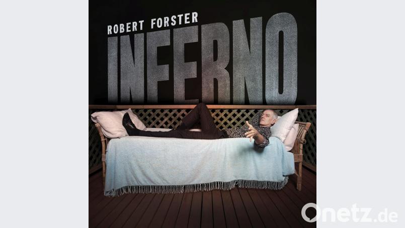 Das Plattencover zu "Inferno" wurde 2018 in Caloundra, Queensland aufgenommen und zeigt Robert Forster entspannt auf dem Sofa. Bild: Bleddyn Butcher