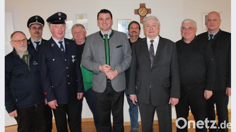 Glückwünsche an Josef Reimer (Dritter von rechts) übermitteln (von links) VPC, Feuerwehr, GOV und CSU Thanstein durch Repräsentanten. Die Verdienste des Jubilars würdigen (von rechts) Bürgermeister Walter Schauer, Pfarrer Eugen Wismeth und Landrat Thomas Ebeling. Bild: dl