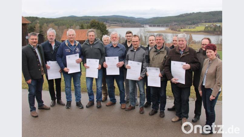 Ludwig Dirscherl, Josef Gazinski, Heribert Gissibl, Walter Preis, Klaus Reimer, Dieter Sturm und Sebastian Wellnhofer wurden mit einer großen Urkunde für 40 Jahre Mitgliedschaft geehrt (vorne von links). Benedikt Bäumler (15), Dieter Wild und Jakob Weindler sind 25 Jahre im Verein (hinten). Der Präsident des Oberpfälzer Fischereiverbandes Hans Holler (links), Zweite Bürgermeisterin Margit Reichl und die beiden Vorsitzenden (von rechts) gratulierten. Bild: dl