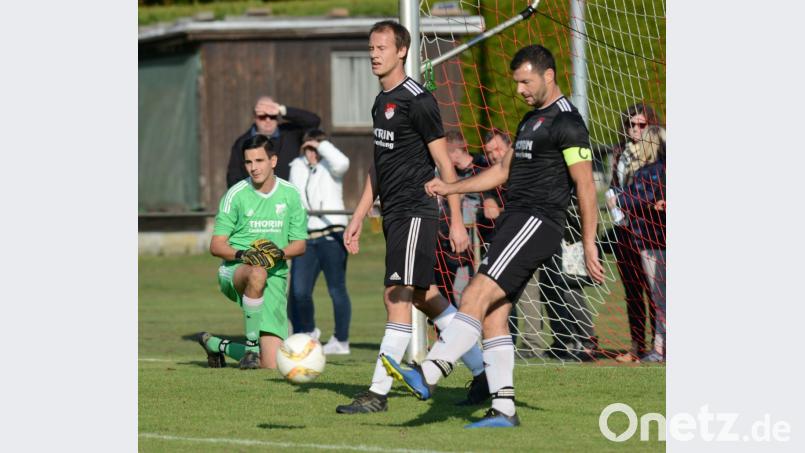 Der Pfreimder Kapitän Michael Prey (rechts) ist sauer: Die SpVgg kassierte in den letzten Spielen immer zu viele Tore. Das soll in Passau anders werden. Bild: ham