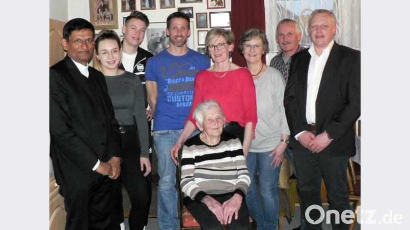 Im Kreise ihrer Familie feiert Veronika Adelhardt aus Sassenreuth ihren 90. Geburtstag. Kinder, Schwiegerkinder und Enkel gratulieren zum Wiegenfest. Bürgermeister Jürgen Kürzinger (rechts) und Pfarrer Augustin Lobo (links) schließen sich den guten Wünschen an. Bild: lep