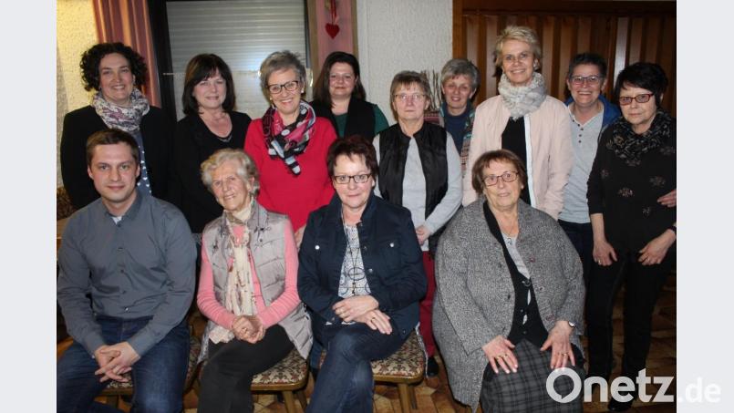 Der neue Vorstand um (hinten von links) Kreisvorsitzende Tina Zeitler, Renate Kuhbandner, Angelika Rubenbauer, Melanie Becher, Christa Schiener, Gabriele Filberth, Christine Söllner, Judith Zaus und Maria Bauer sowie (vorne von links) CSU-Vorsitzendem Wolfgang Söllner, Inge Stich, Vorsitzende Petra Becher und Brigitta Kuhbandner Bild: soj