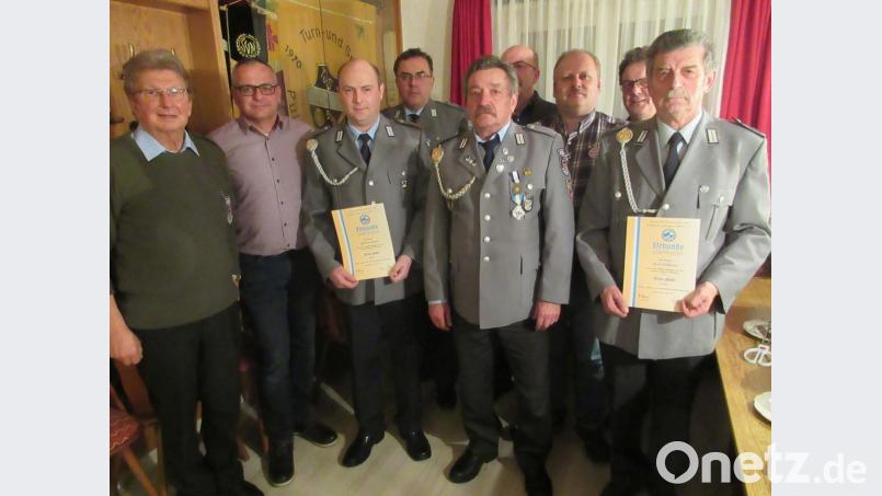 Vorsitzender Egid Nickl ehrte mit Bürgermeister Hubert Kraus und Schriftführer Johann Kellner für langjährige Treue zur (KSRK) Pullenreuth: Johannes Hecht, Michael Schneider, Martin Bayerl, Alfons Wegmann, Josef Maschauer, Alwin Pöllmann und Thomas Wegmann (entschuldigt). Bild: gma