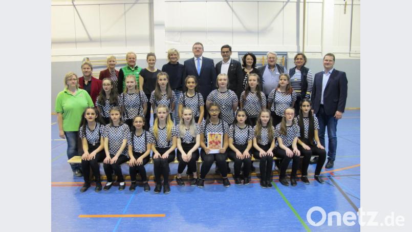 Die Tänzerinnen der Mittelschule Vilseck mit (hinten, von links) Barbara Stübe, Peter Rösch, Monika Schewior, Manfred Irrgang, Katharina Piehler, Claudia Piehler, 1. Bürgermeister Hans-Martin Schertl, Thomas Schmidt, Edith Ruppert-Groher, Manfred Heisel, Barbara Ströll-Seegerer und Konrektor Peter Großmann. Bild: khg