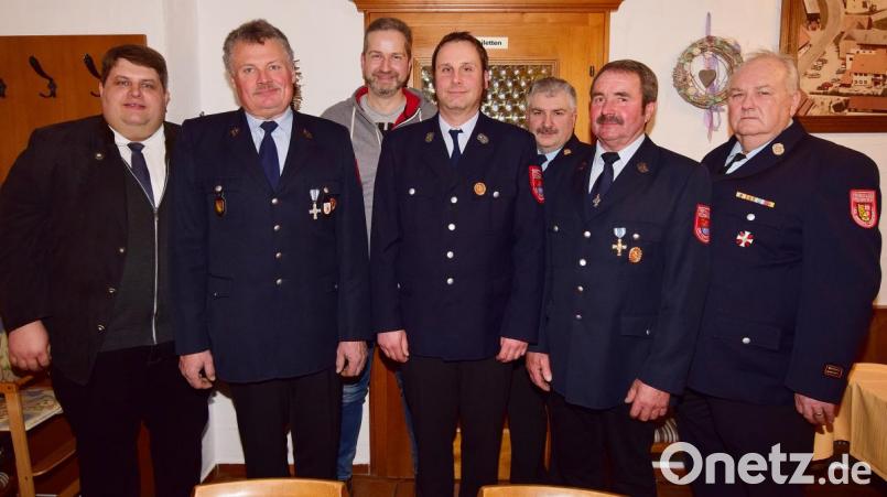 Gratulation zu langjährigem aktiven Dienst (von links): Bürgermeidster Dieter Dehling, Ernst Herbst (40 Jahre), Matthias Wenkmann (25 Jahre), Eberhard Luber (25 Jahre), Vorsitzender Erwin Pirner und Kreisbrandmeister Helmut Neidel. Bild: no